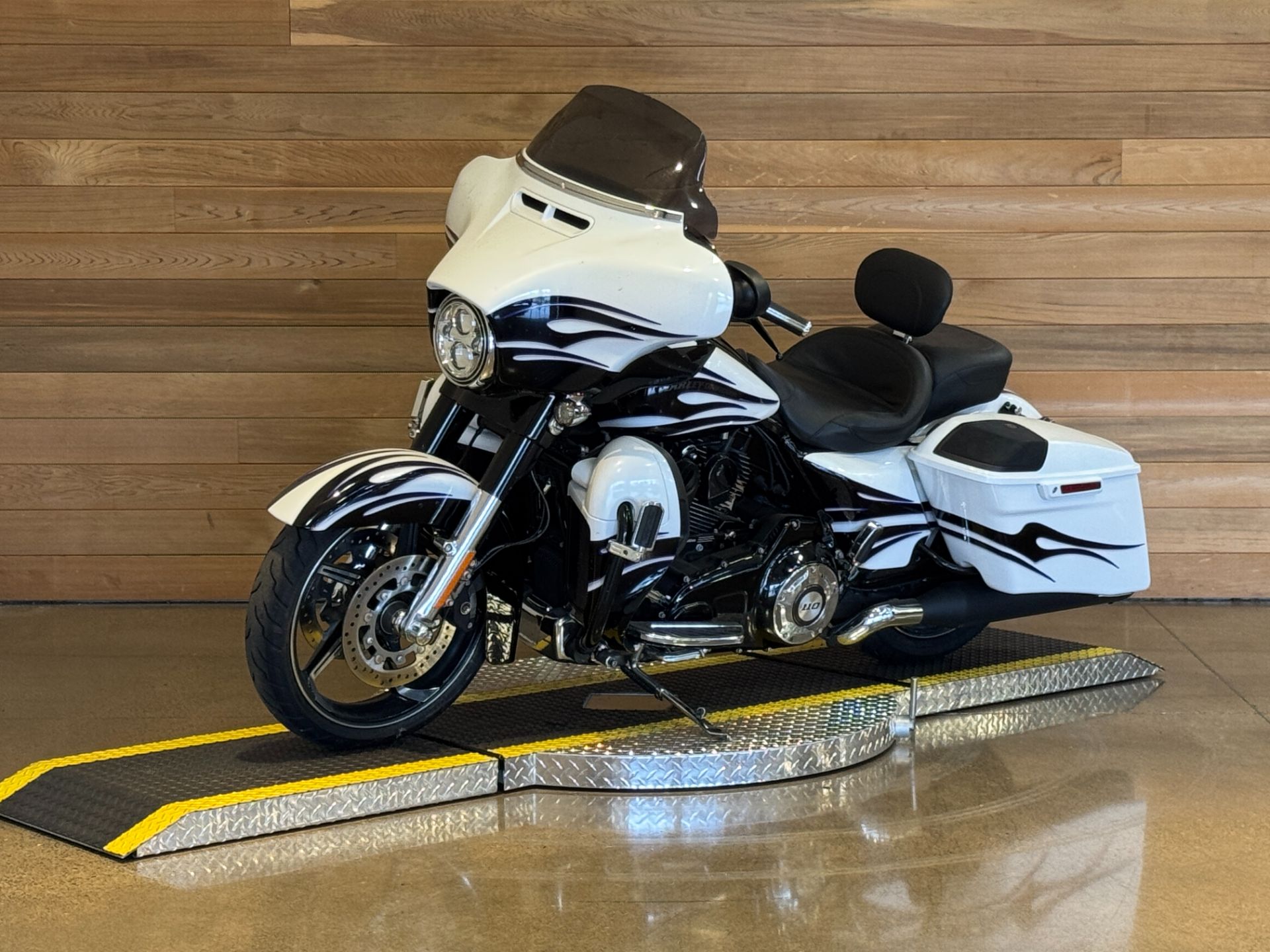 2016 Harley-Davidson CVO™ Street Glide® in Salem, Oregon - Photo 4