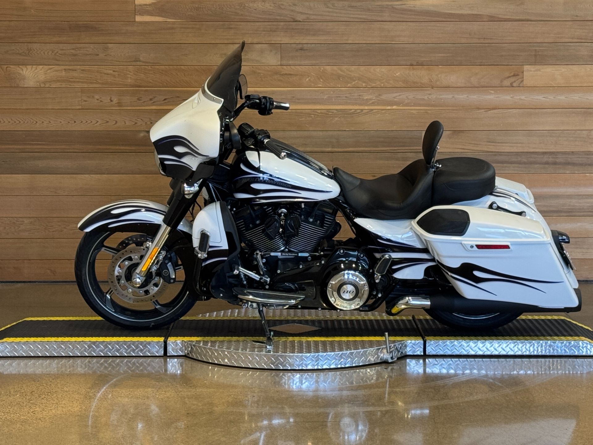 2016 Harley-Davidson CVO™ Street Glide® in Salem, Oregon - Photo 5