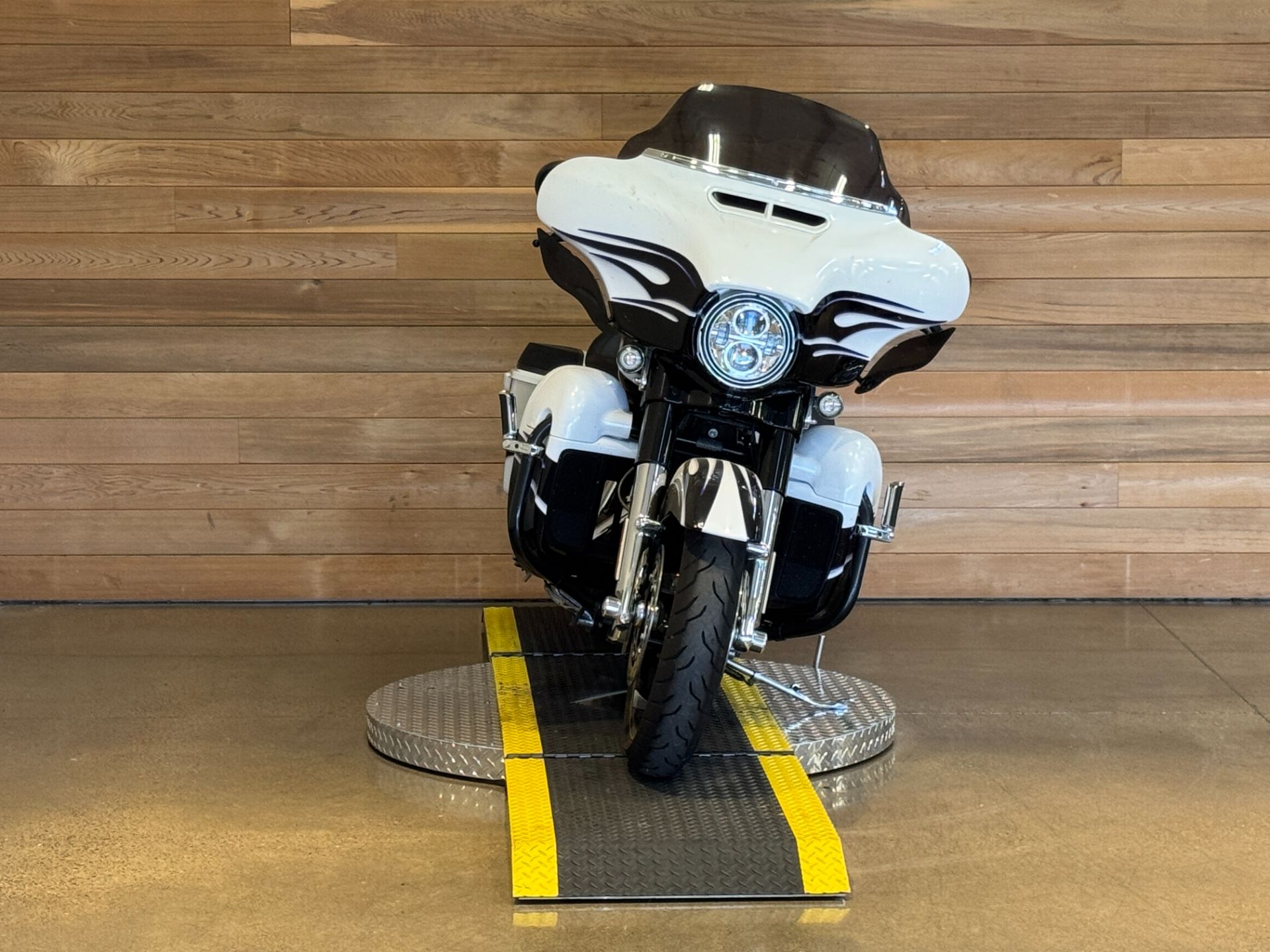 2016 Harley-Davidson CVO™ Street Glide® in Salem, Oregon - Photo 3
