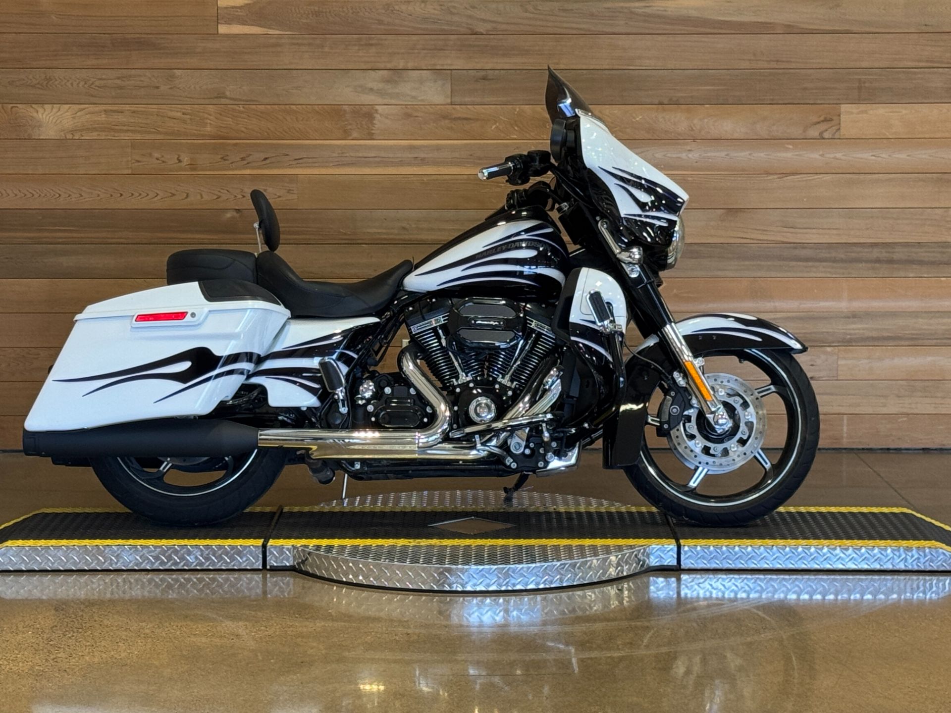 2016 Harley-Davidson CVO™ Street Glide® in Salem, Oregon - Photo 1