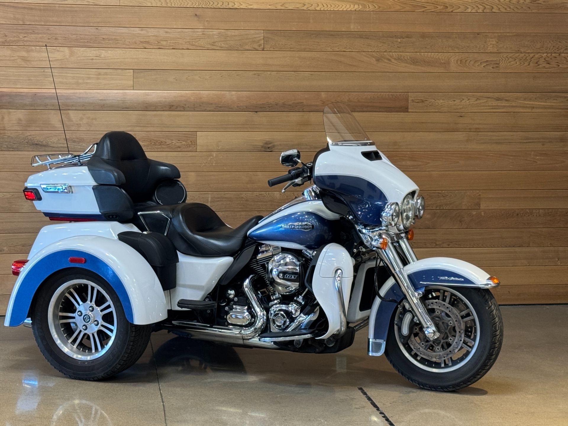 2015 Harley-Davidson Tri Glide® Ultra in Salem, Oregon - Photo 2