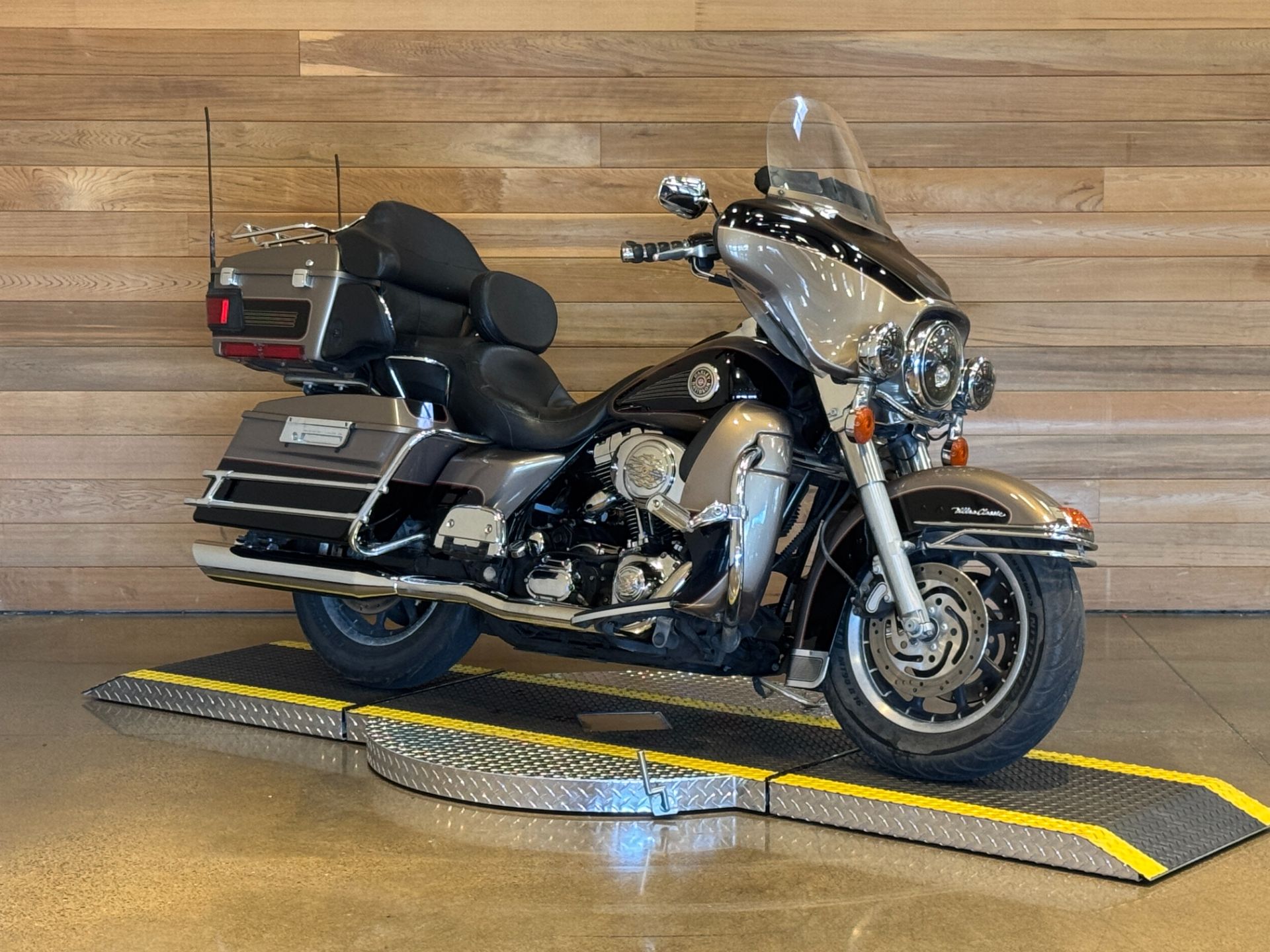 2004 Harley-Davidson FLHTCUI Ultra Classic® Electra Glide® in Salem, Oregon - Photo 2