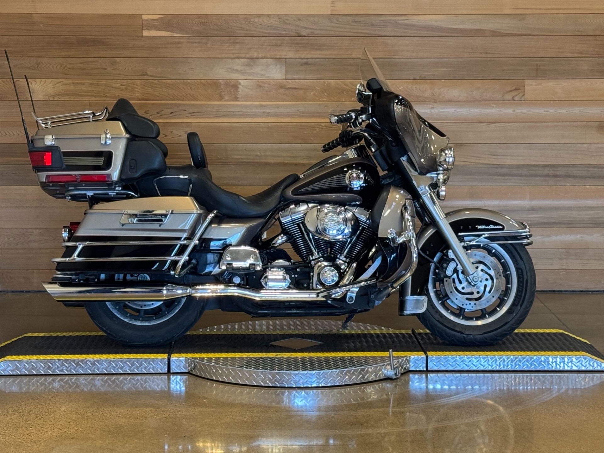 2004 Harley-Davidson FLHTCUI Ultra Classic® Electra Glide® in Salem, Oregon - Photo 1