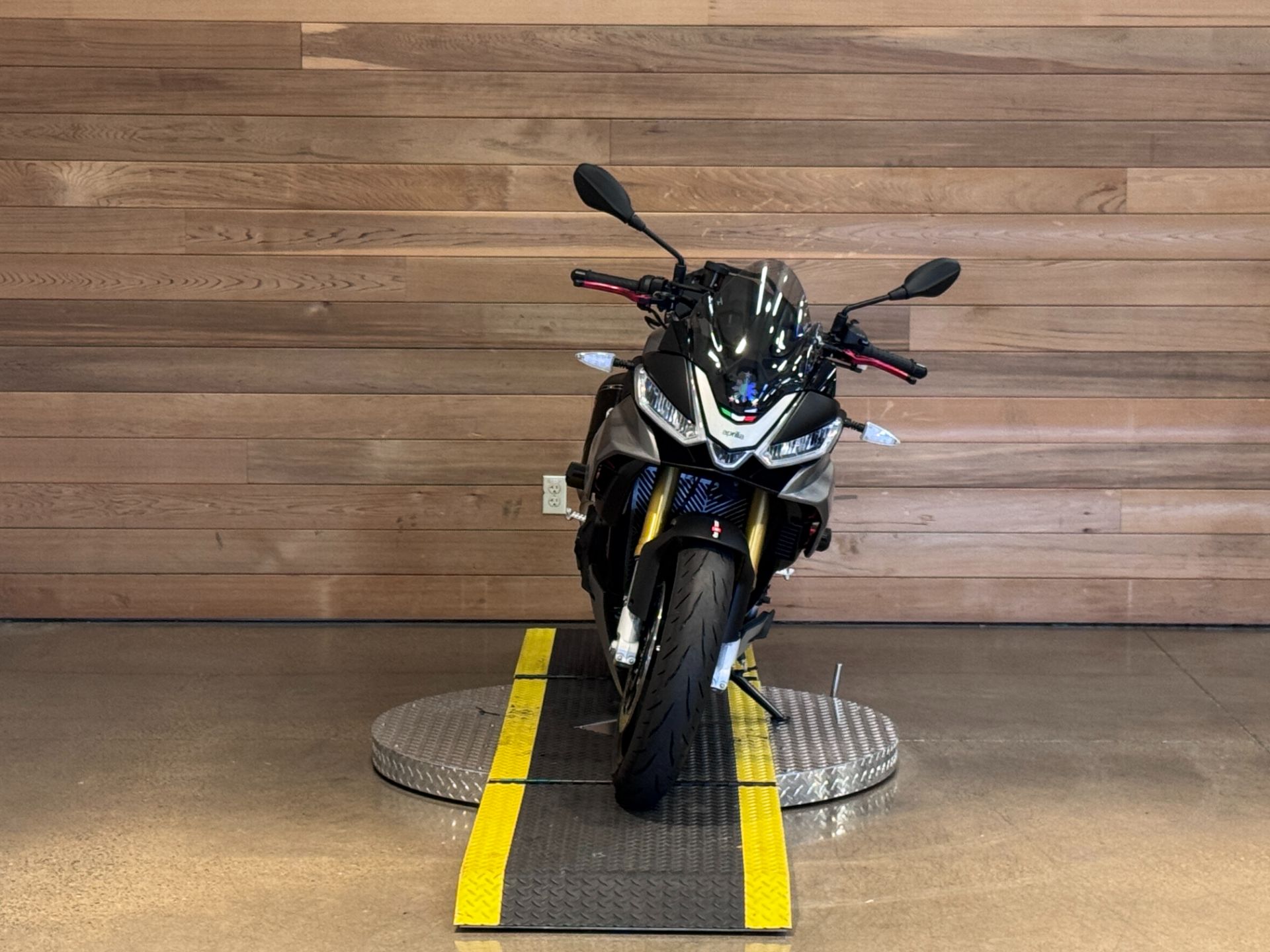 2023 Aprilia Tuono V4 1100 Factory in Salem, Oregon - Photo 3