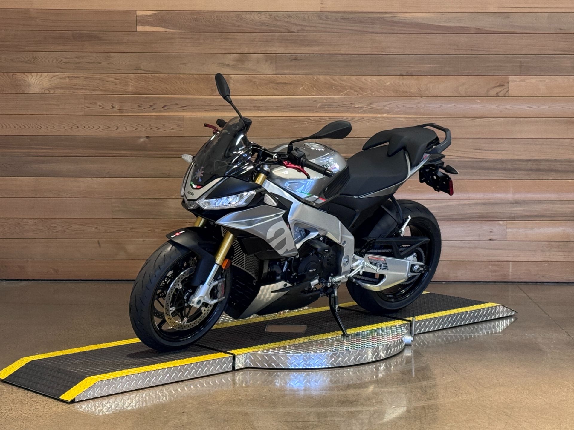 2023 Aprilia Tuono V4 1100 Factory in Salem, Oregon - Photo 4