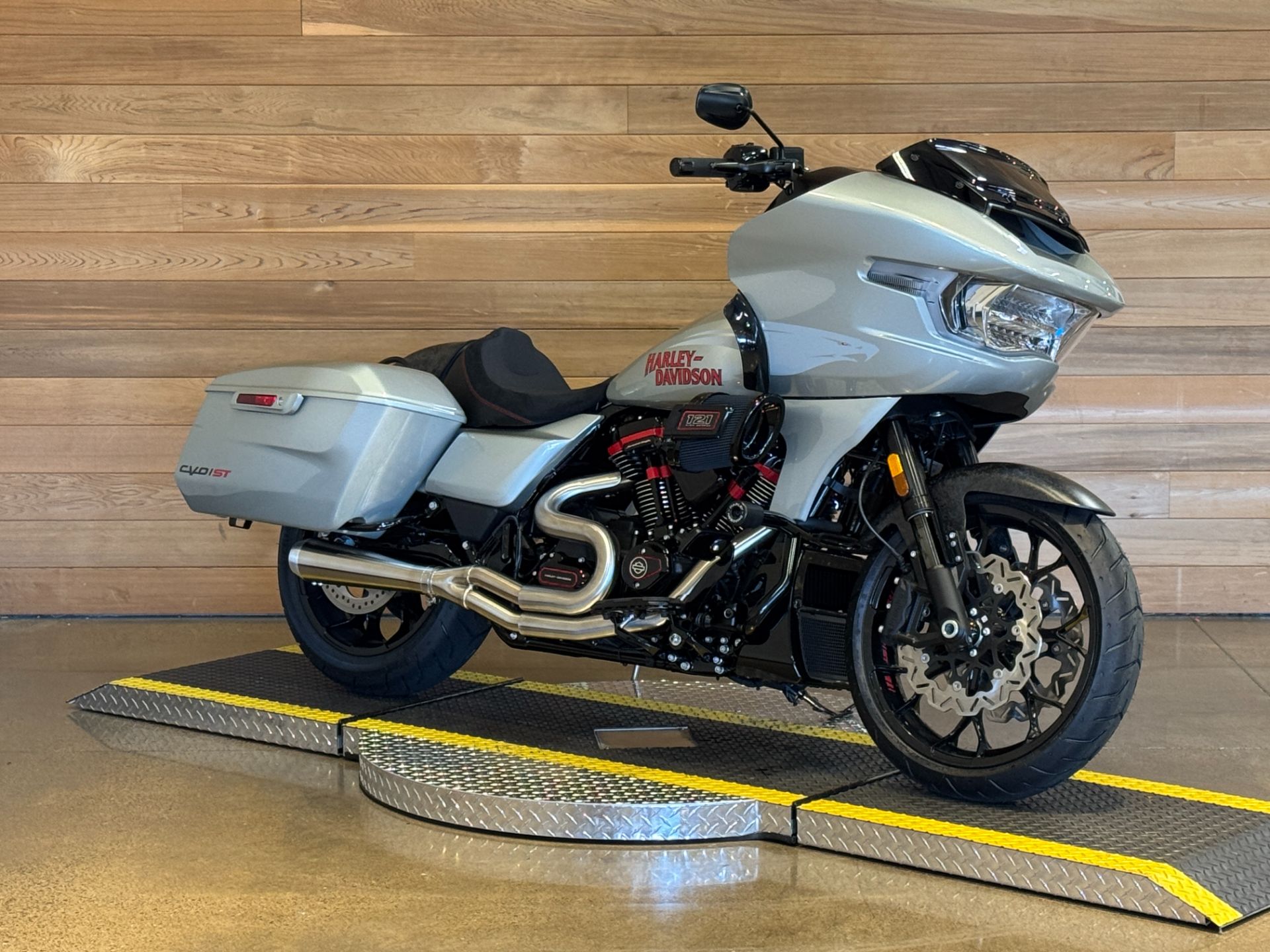 2025 Harley-Davidson CVO™ Road Glide® ST in Salem, Oregon - Photo 2