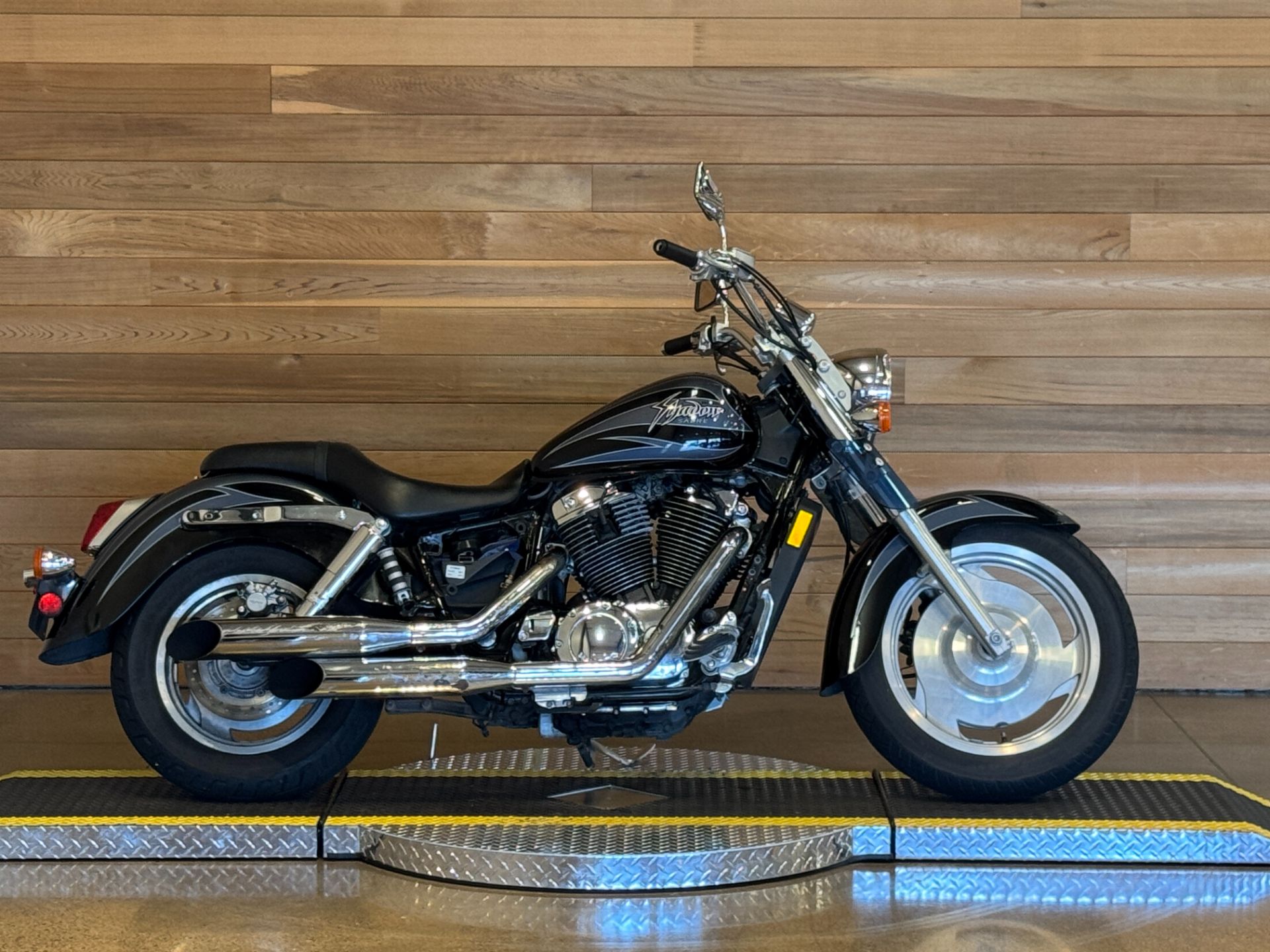 2001 Honda Shadow VLX in Salem, Oregon - Photo 1