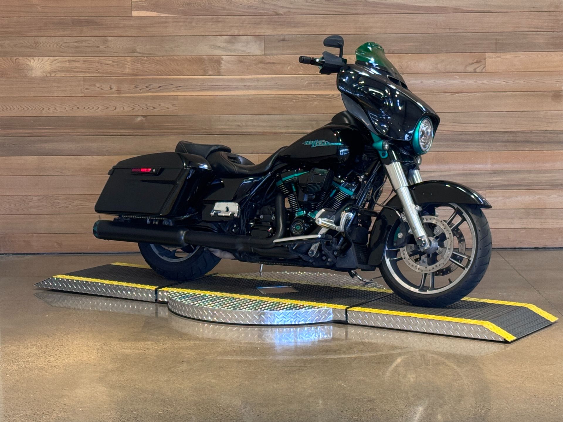 2017 Harley-Davidson Street Glide® Special in Salem, Oregon - Photo 2