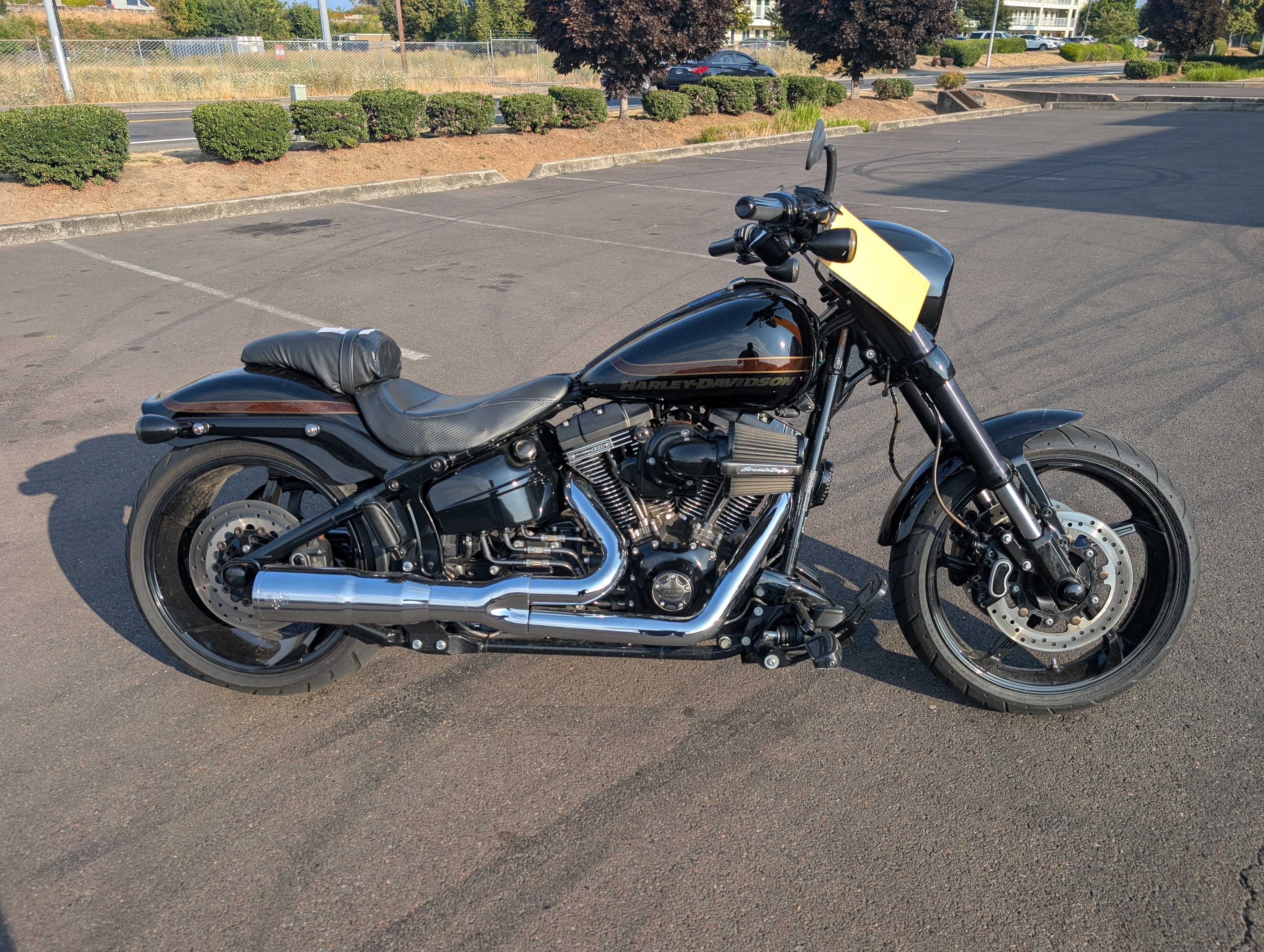 2016 CVO Pro Street Breakout®
