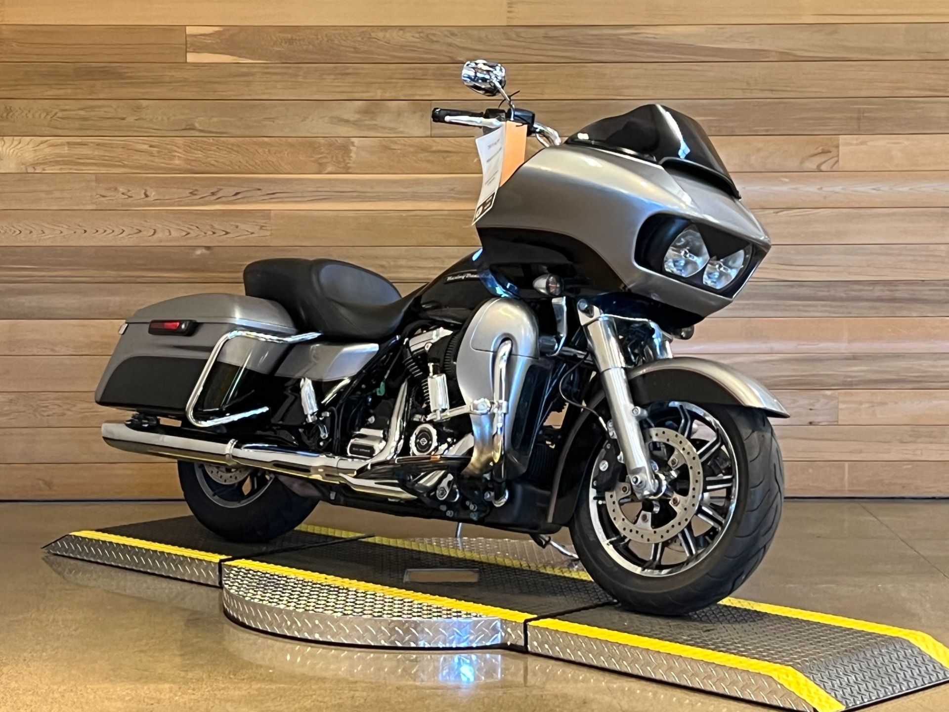 2017 Harley-Davidson Road Glide® Ultra in Salem, Oregon - Photo 2
