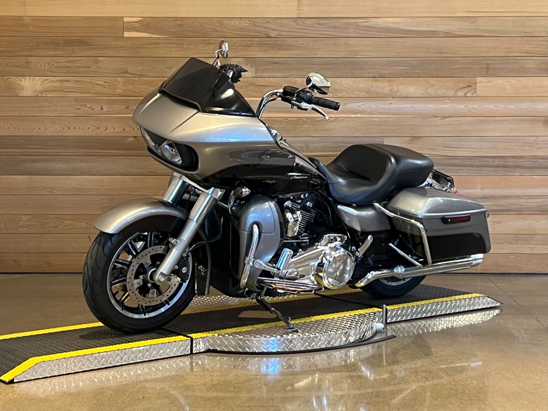 2017 Harley-Davidson Road Glide® Ultra in Salem, Oregon - Photo 4