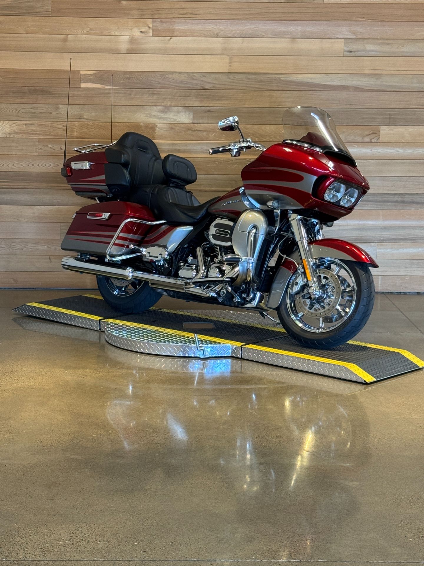 2016 Harley-Davidson CVO™ Road Glide™ Ultra in Salem, Oregon - Photo 2