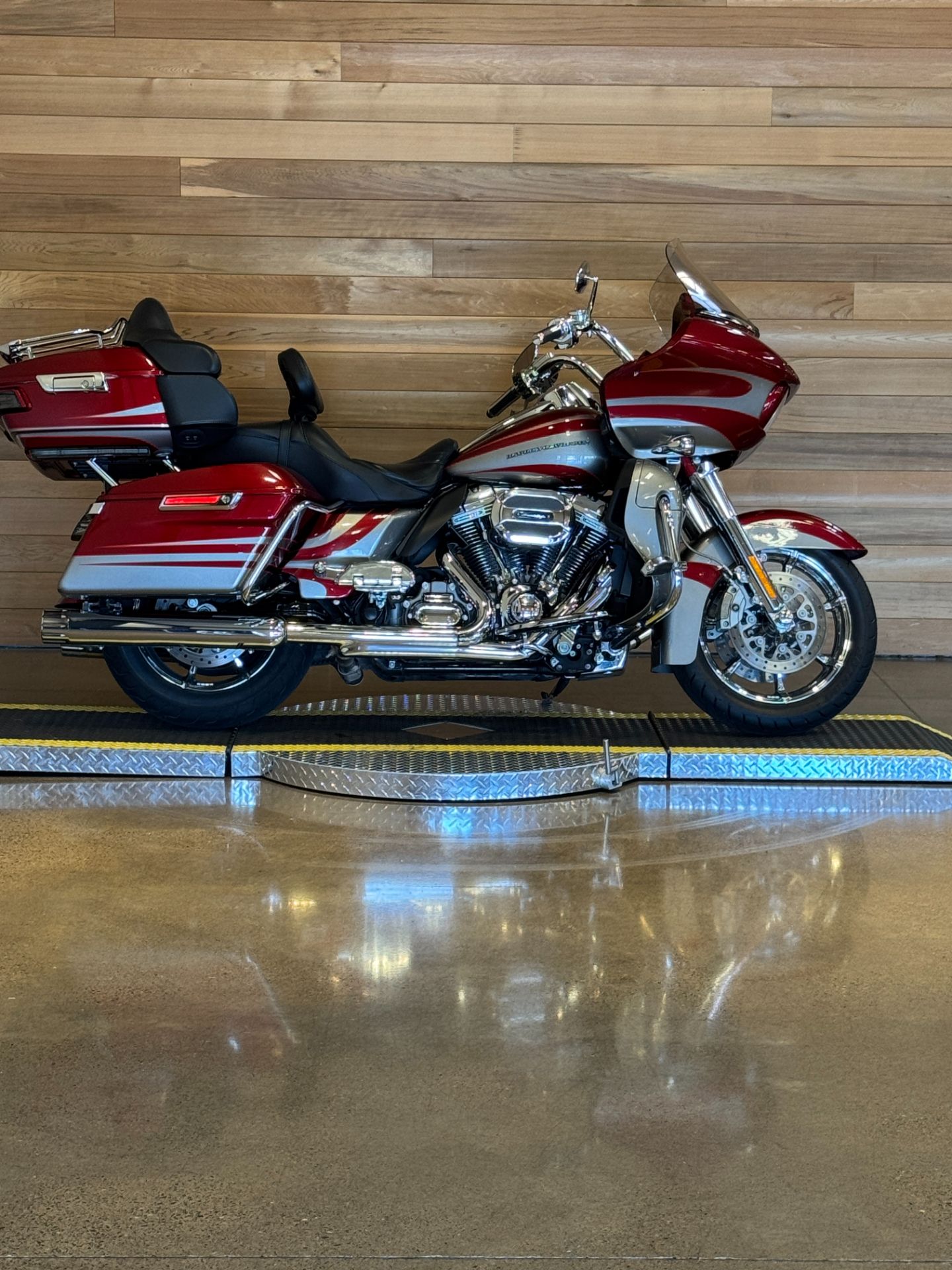 2016 Harley-Davidson CVO™ Road Glide™ Ultra in Salem, Oregon - Photo 1