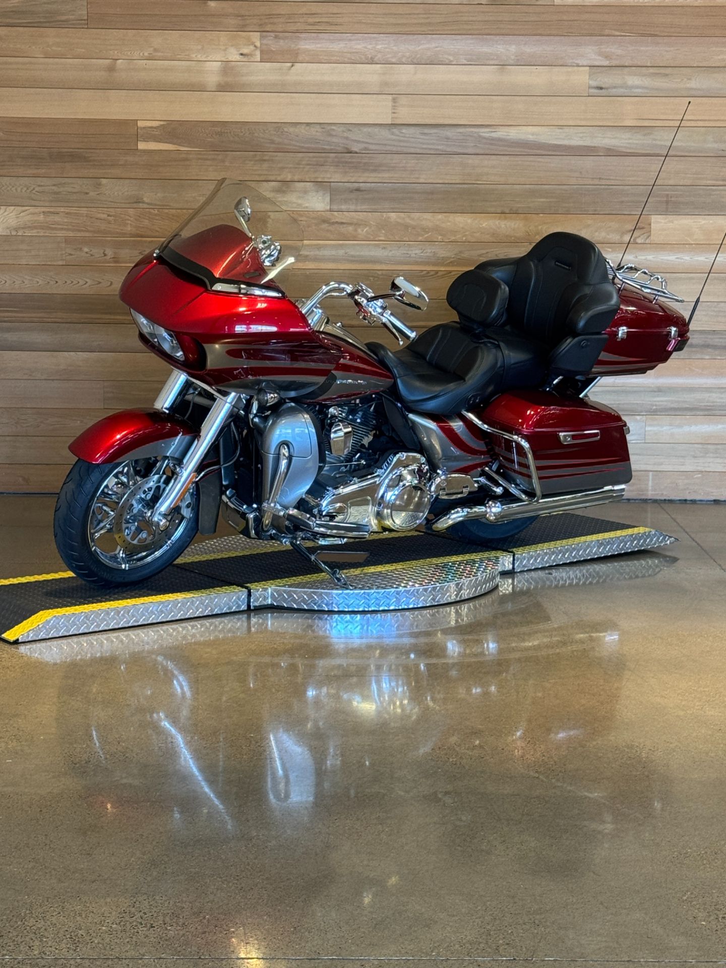 2016 Harley-Davidson CVO™ Road Glide™ Ultra in Salem, Oregon - Photo 4