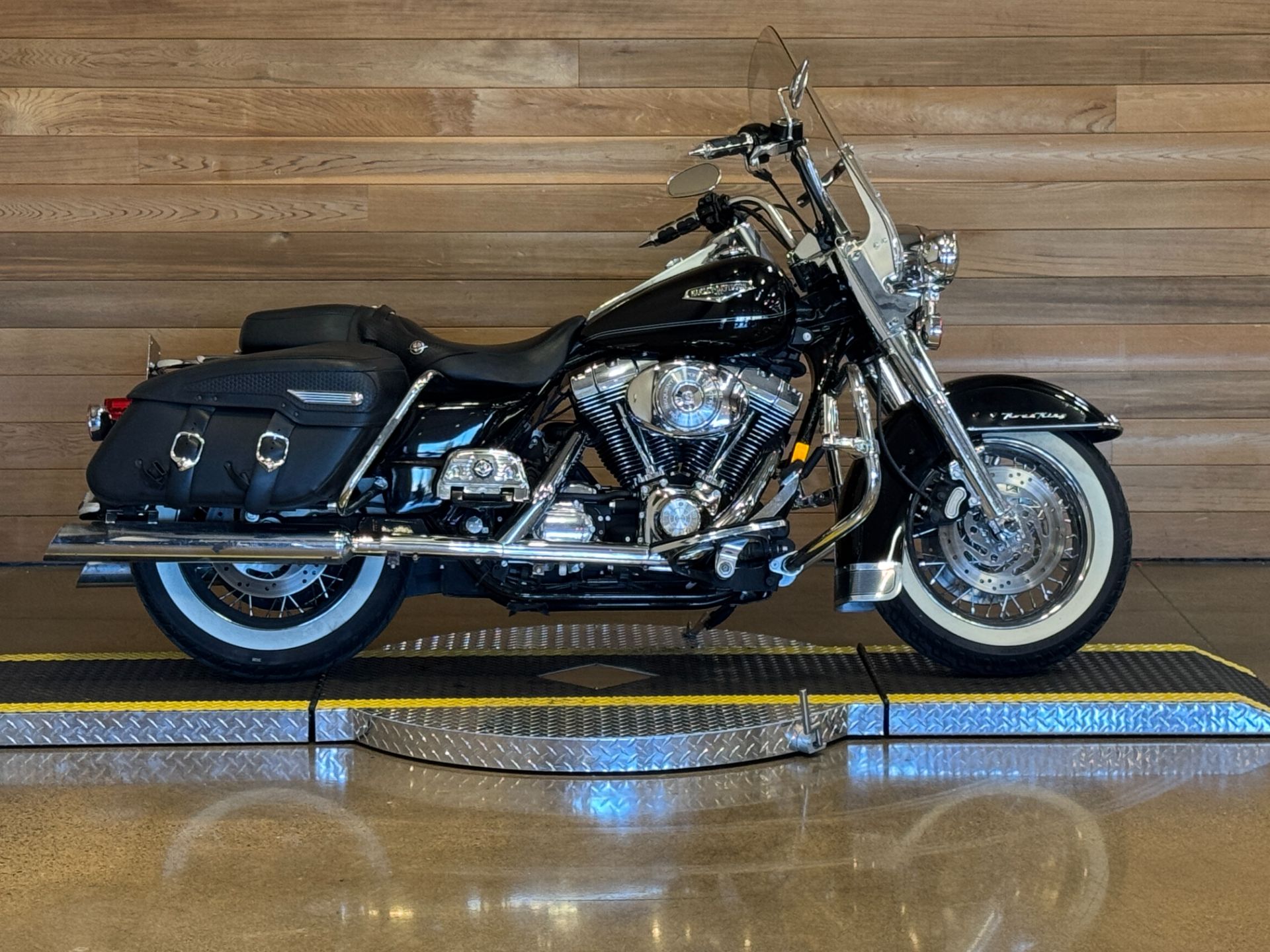 2005 Harley-Davidson FLHRCI Road King® Classic in Salem, Oregon - Photo 1