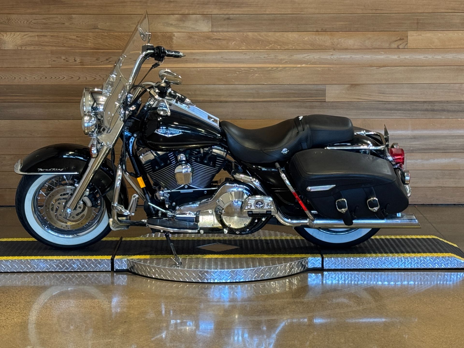 2005 Harley-Davidson FLHRCI Road King® Classic in Salem, Oregon - Photo 5
