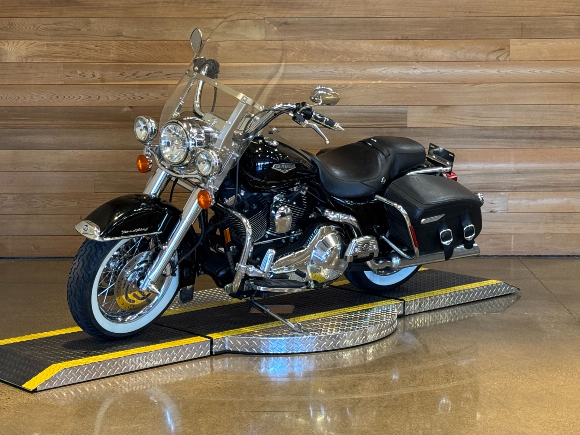 2005 Harley-Davidson FLHRCI Road King® Classic in Salem, Oregon - Photo 4