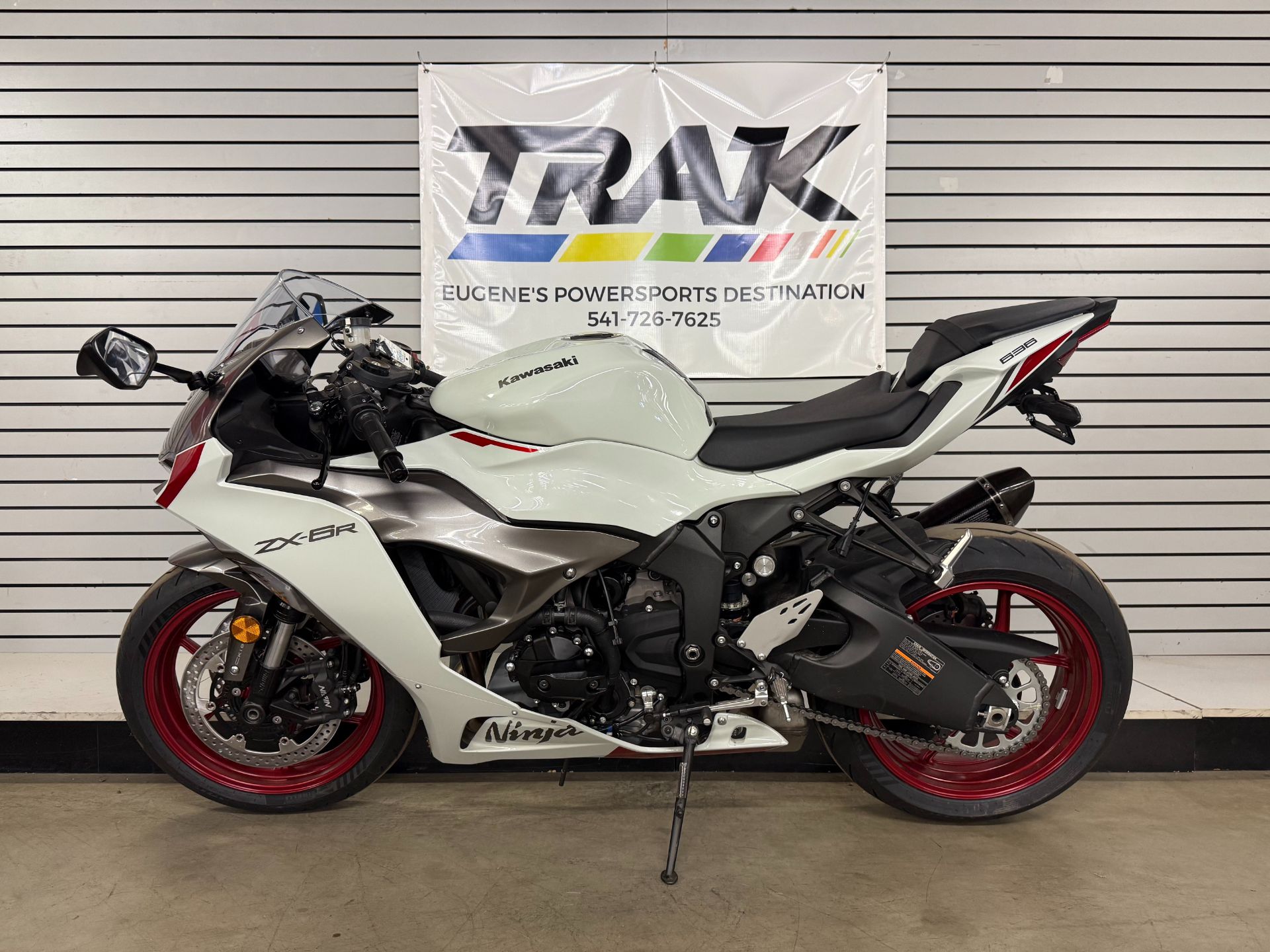 2025 Kawasaki Ninja ZX-6R ABS in Eugene, Oregon - Photo 2