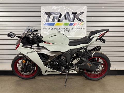 2025 Kawasaki Ninja ZX-6R ABS in Eugene, Oregon - Photo 2