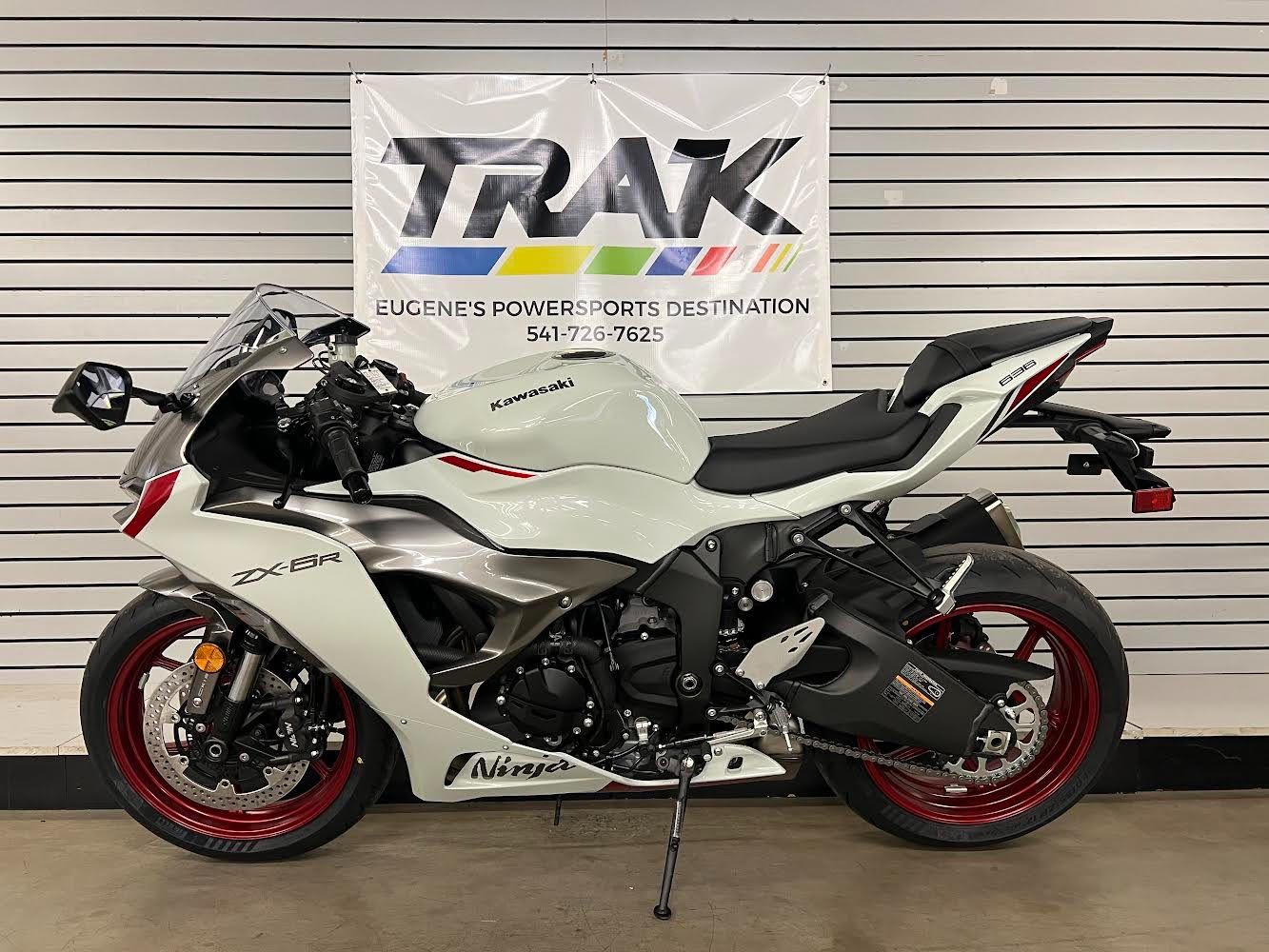 2025 Kawasaki Ninja ZX-6R ABS in Eugene, Oregon - Photo 2