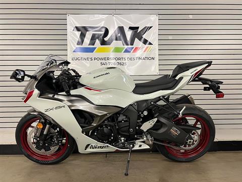 2025 Kawasaki Ninja ZX-6R ABS in Eugene, Oregon - Photo 2