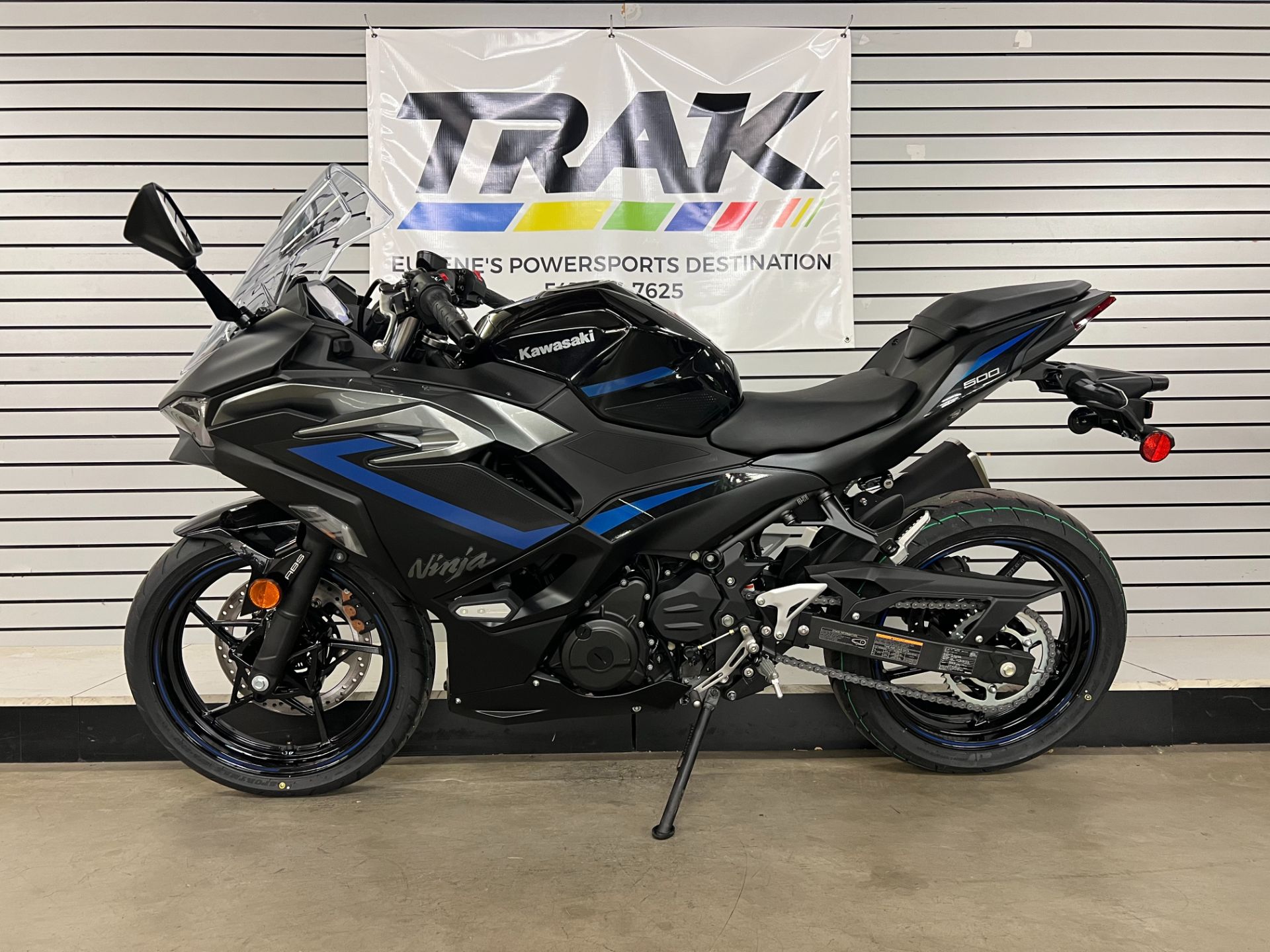 2025 Kawasaki Ninja 500 ABS in Eugene, Oregon - Photo 2