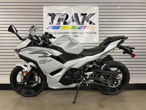 2025 Kawasaki Ninja 500 ABS in Eugene, Oregon - Photo 2