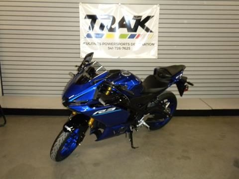 2025 Yamaha YZF-R3 4