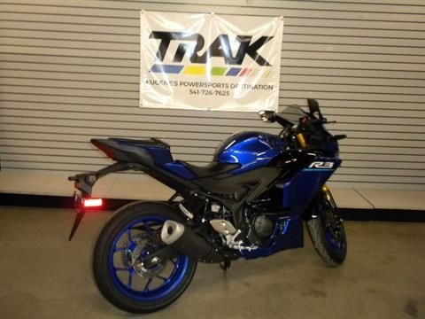 2025 Yamaha YZF-R3 7