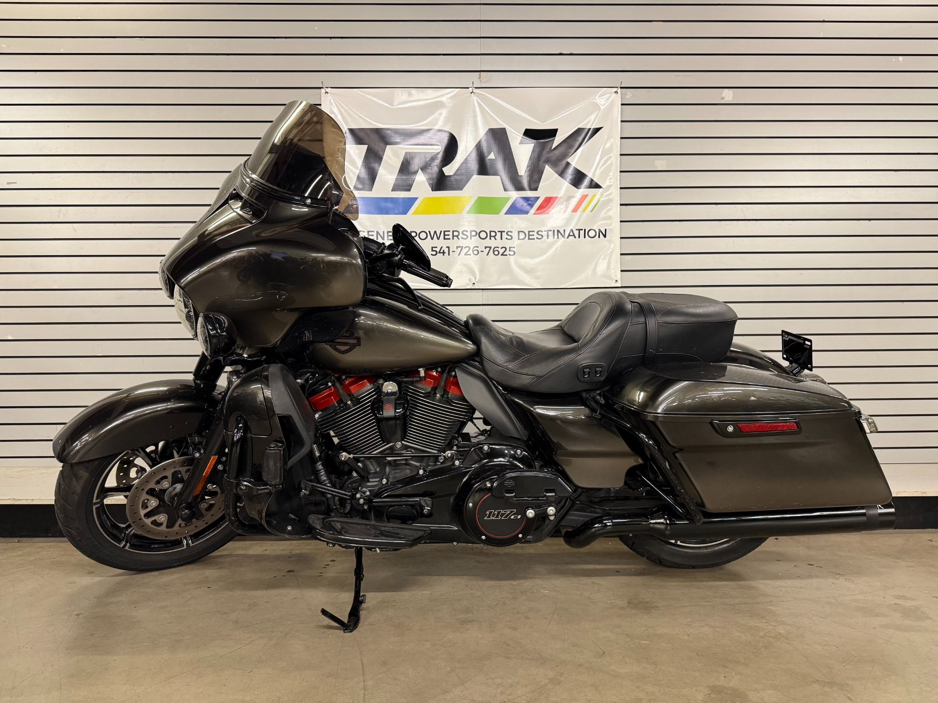 2018 Harley-Davidson CVO™ Limited in Eugene, Oregon - Photo 2