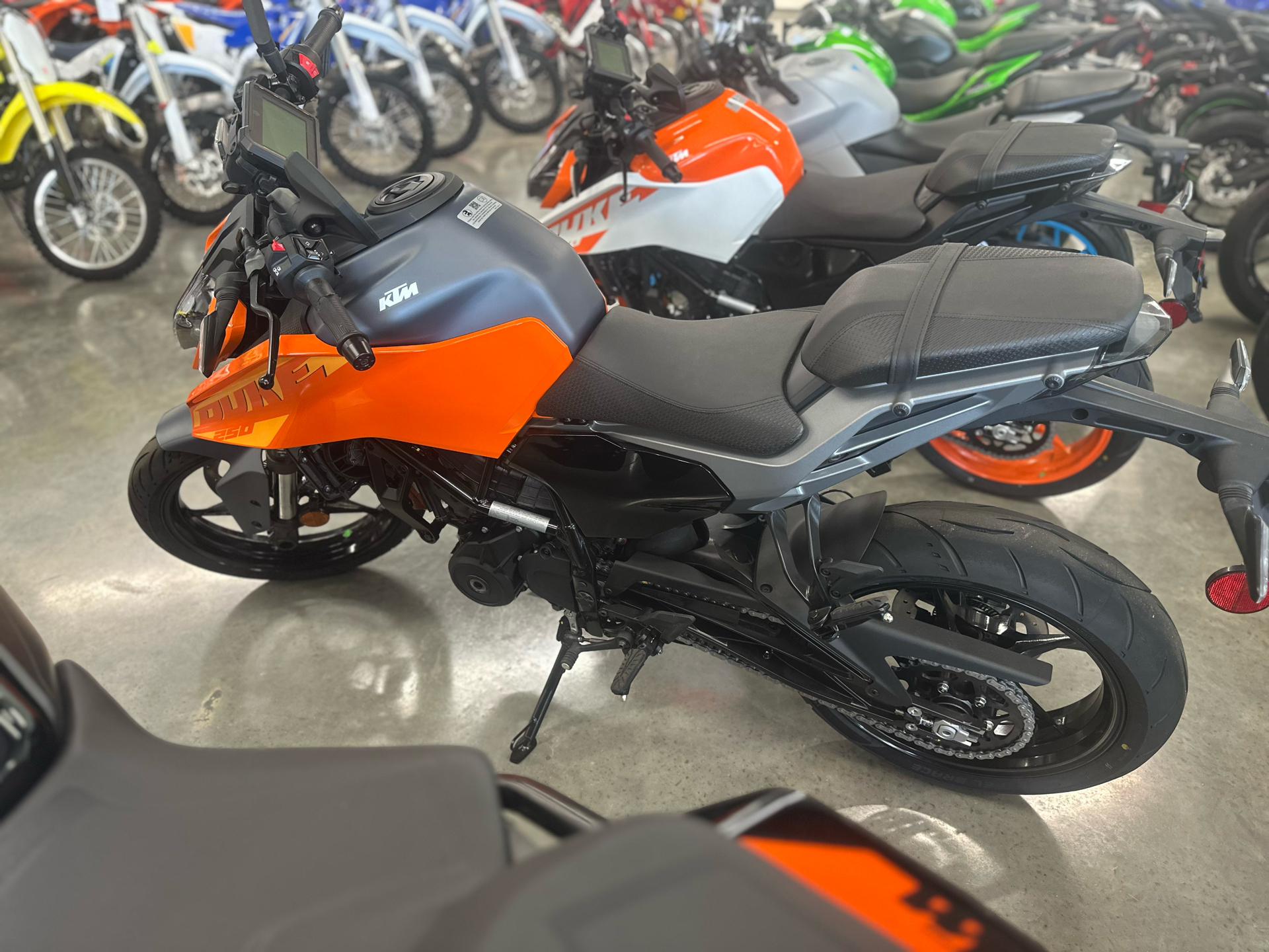 2024 KTM 250 Duke 1