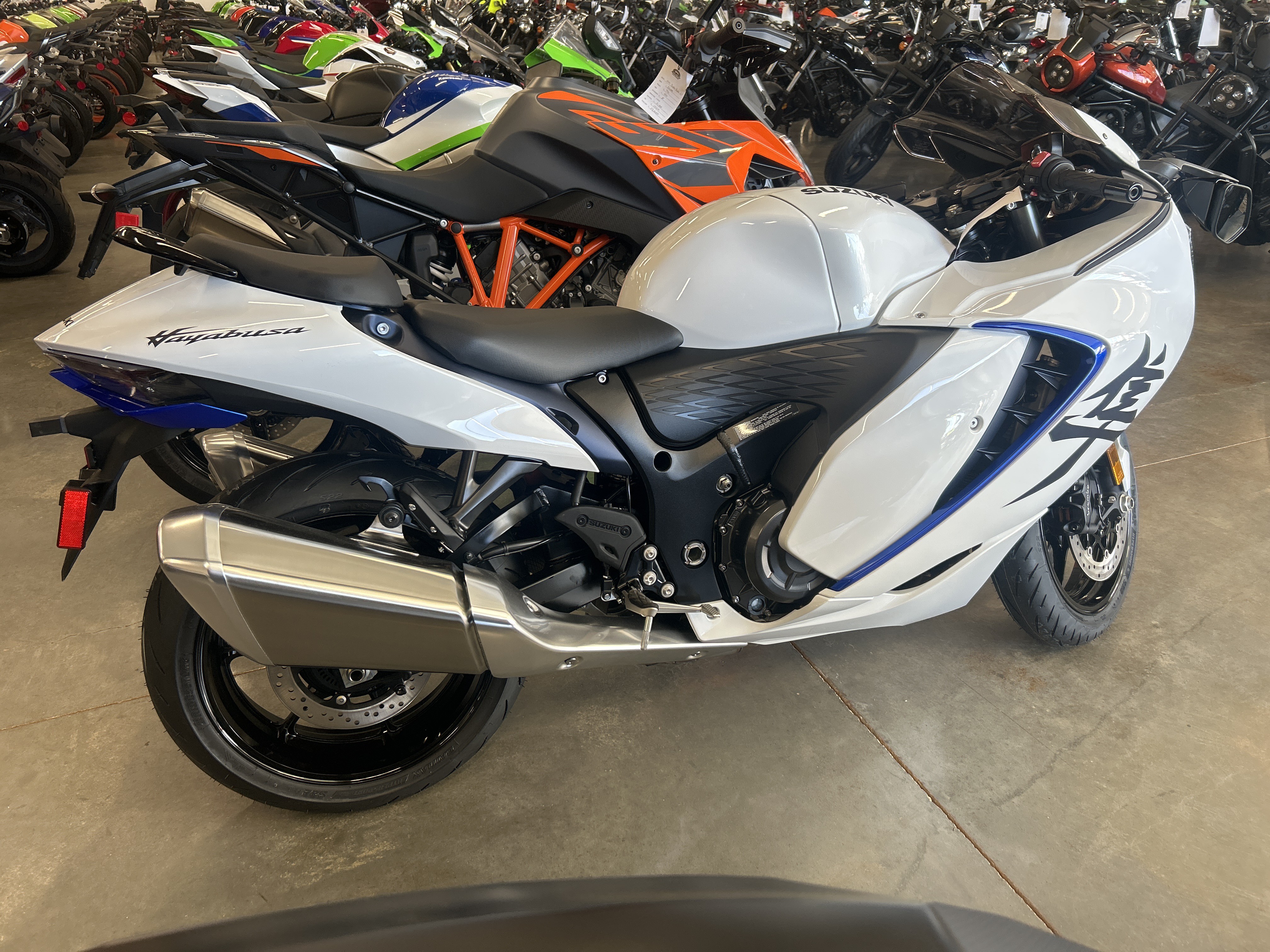 New 2026 Suzuki Hayabusa Pearl Vigor Blue / Pearl Brilliant White