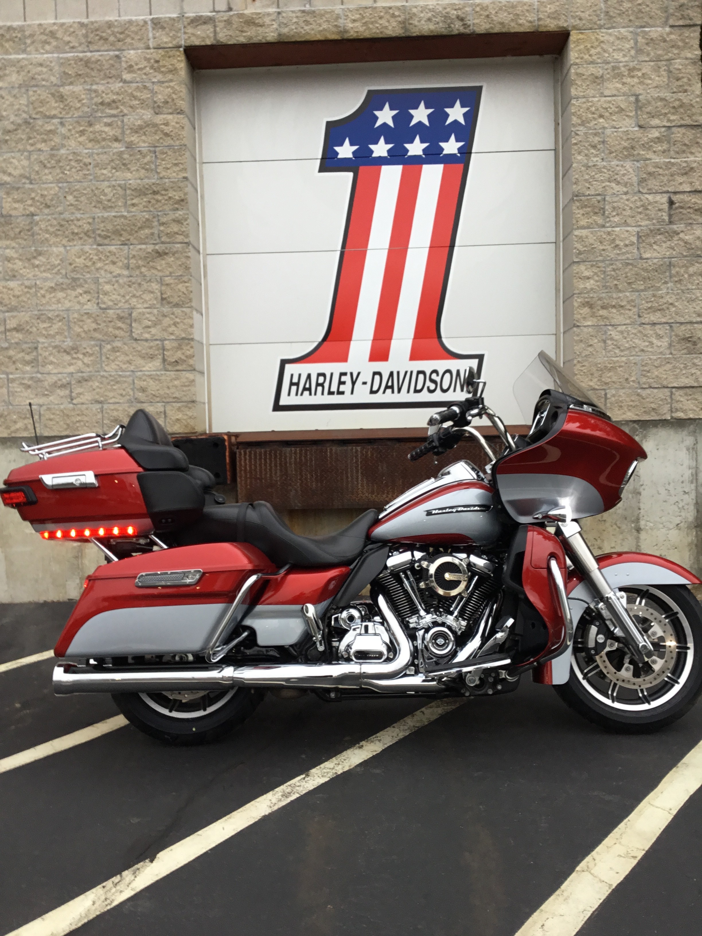 2019 Harley-Davidson Road Glide® Ultra 1
