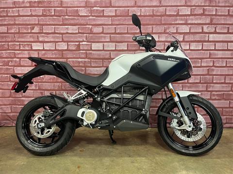 riseriaページ Amazon.com | Skechers Uno SR - Elainy Comp Toe Black/White 6