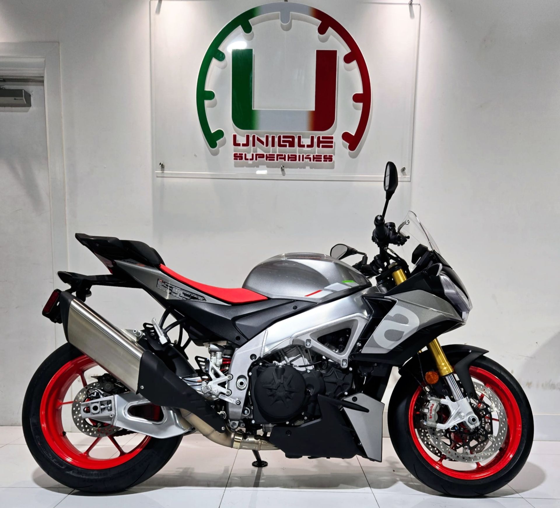 2024 Kawasaki Ninja® ZX™-6R Pearl Robotic White/Metallic