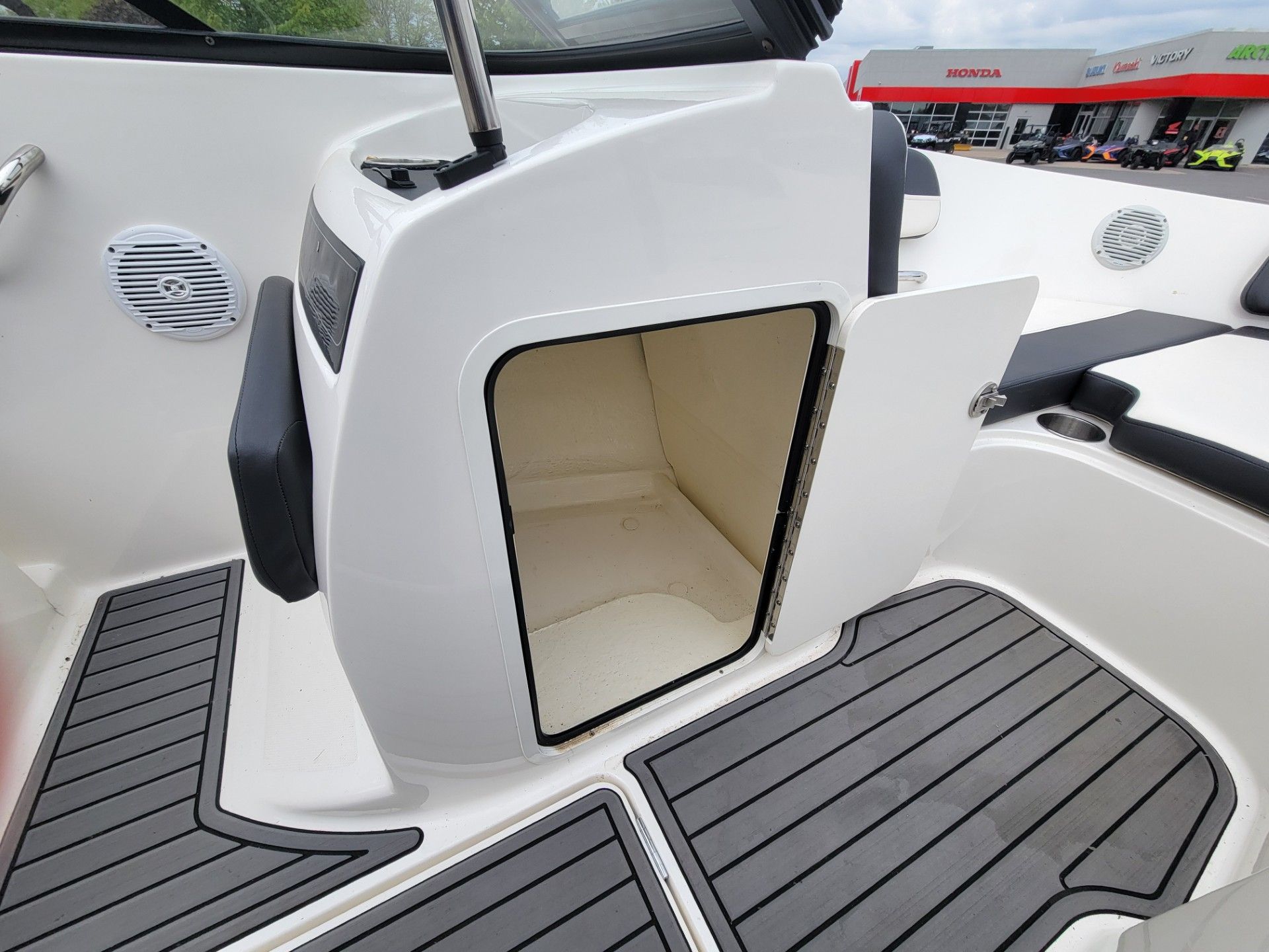 2020 Bayliner VR5 Bowrider I/O in Kaukauna, Wisconsin - Photo 19