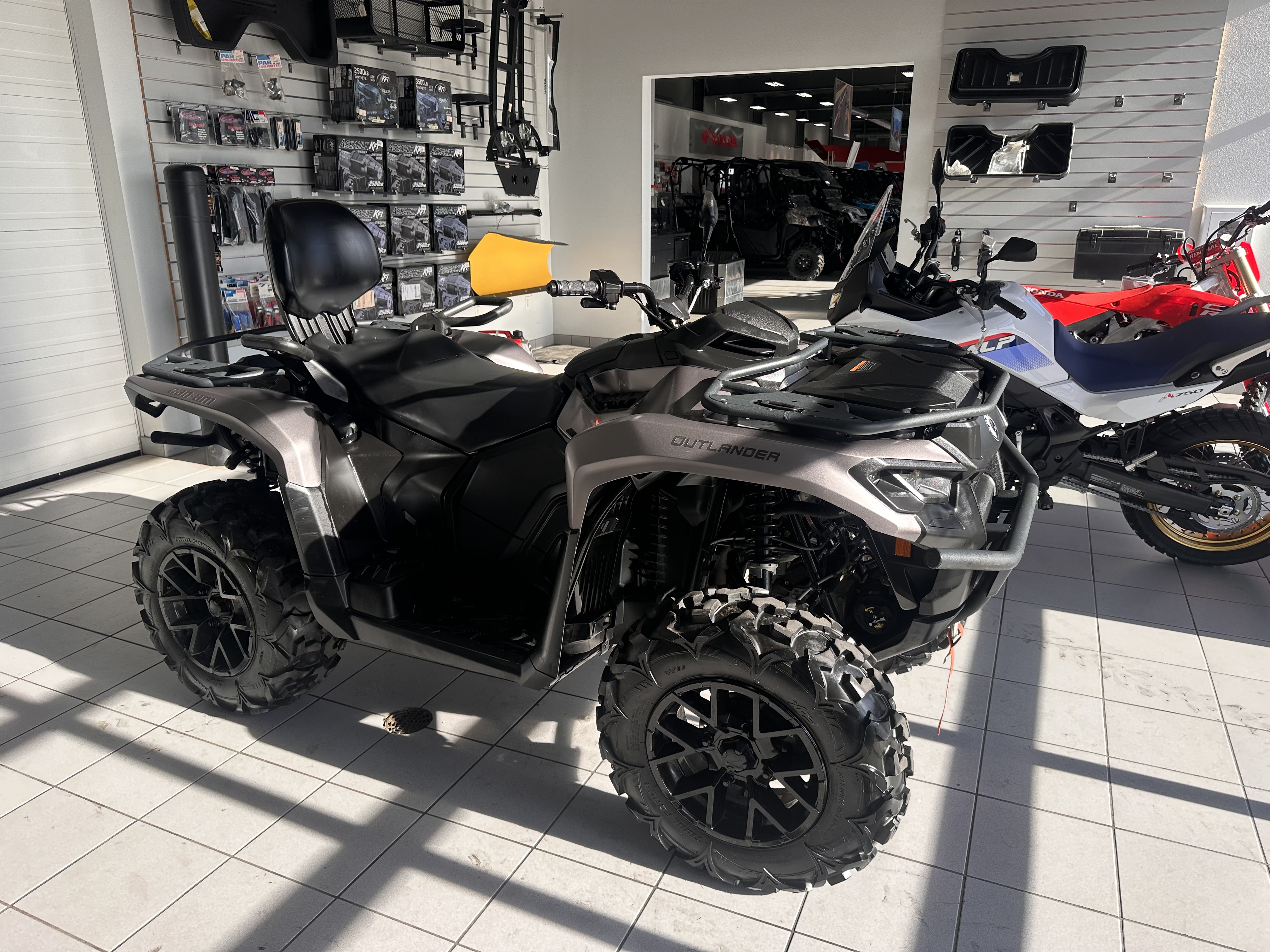 2024 Can-Am Outlander MAX XT 700 in Kaukauna, Wisconsin - Photo 1