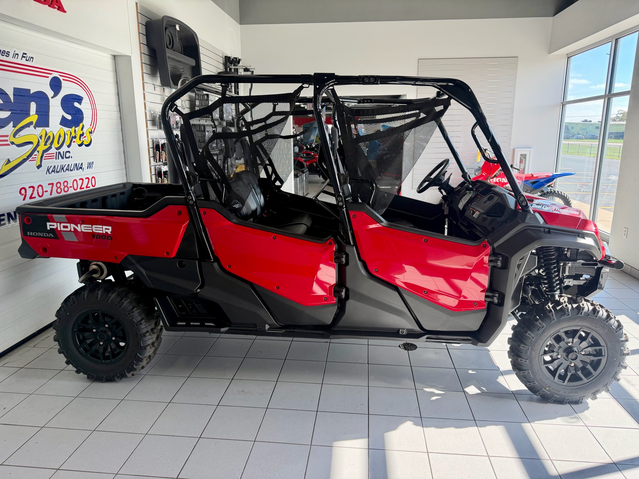 2024 Honda Pioneer 1000-6 Deluxe Crew 2