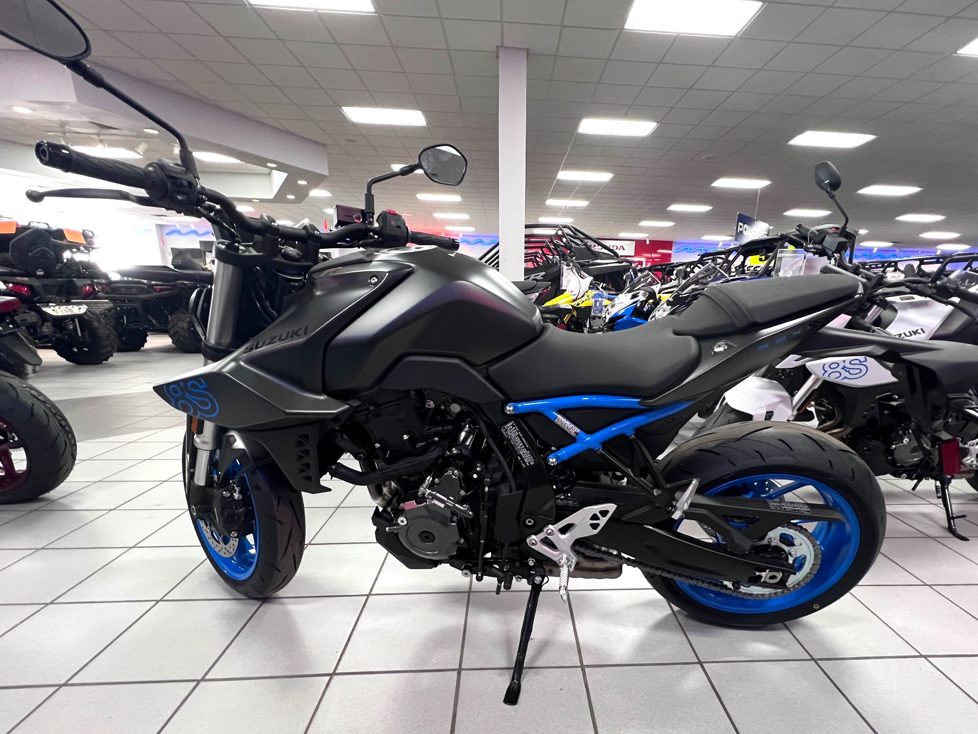 2024 Suzuki GSX-8S in Kaukauna, Wisconsin - Photo 7