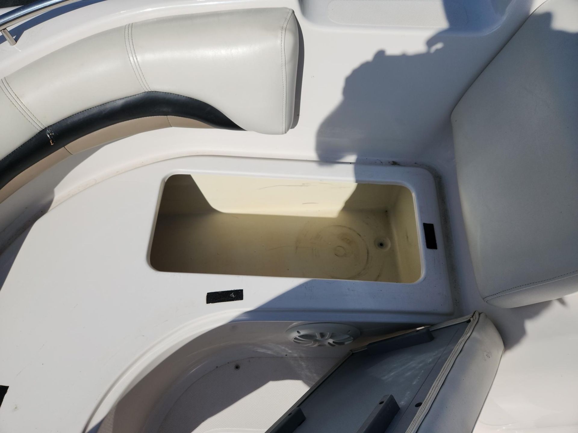 2002 Hurricane SunDeck 187 OB in Kaukauna, Wisconsin - Photo 10