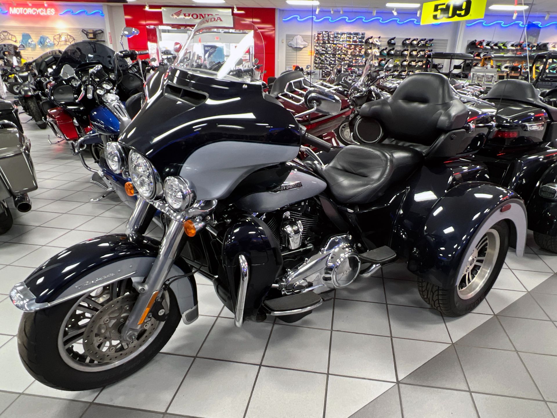 2020 Harley-Davidson Tri Glide® Ultra in Kaukauna, Wisconsin - Photo 2