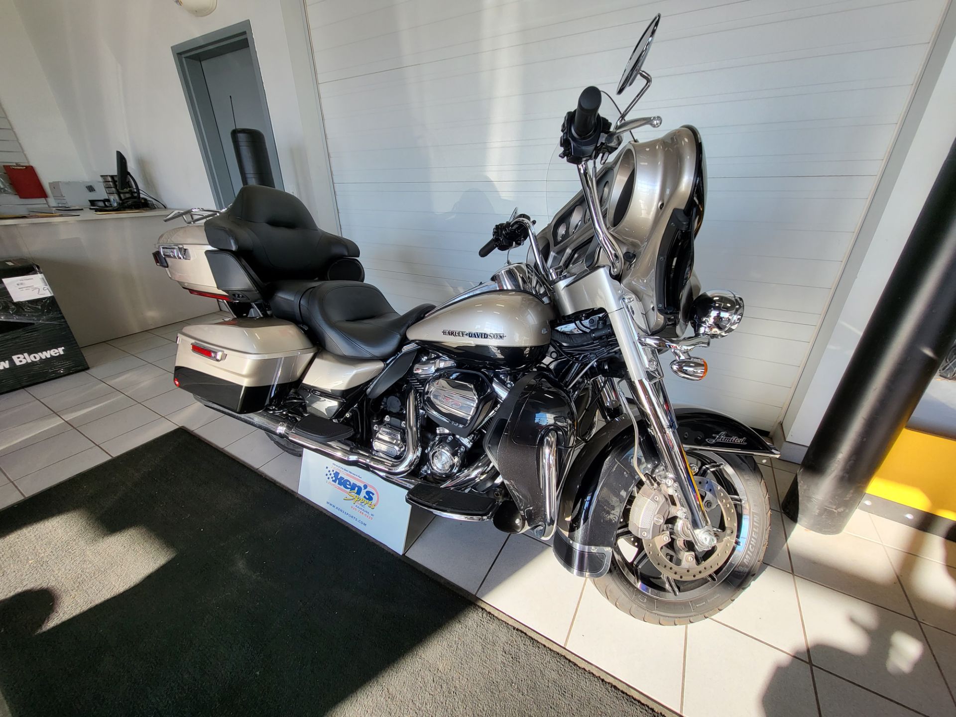 2018 Harley-Davidson Electra Glide® Ultra Classic® in Kaukauna, Wisconsin - Photo 2