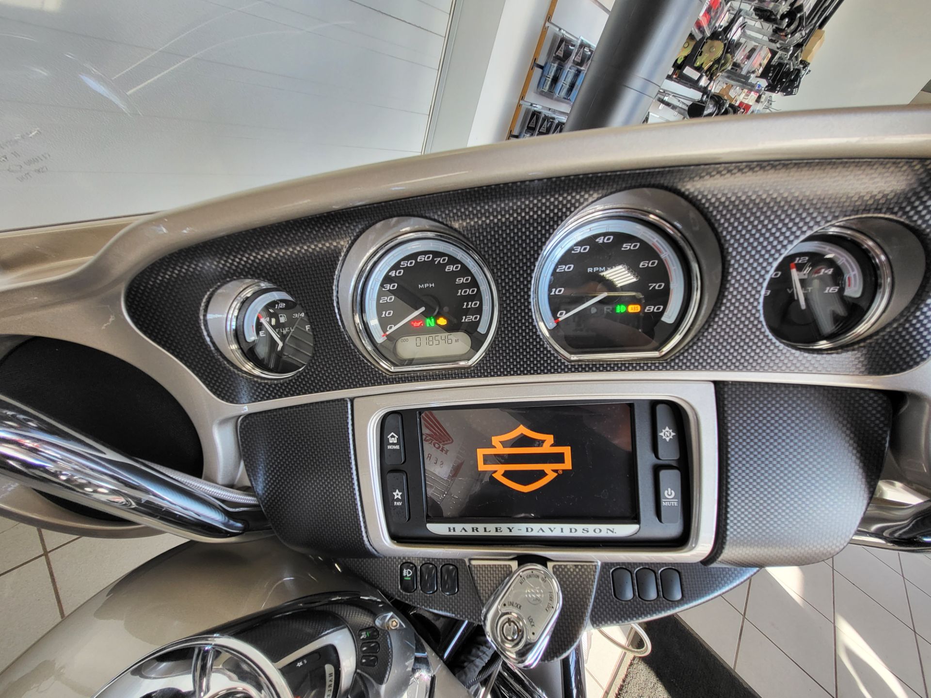 2018 Harley-Davidson Electra Glide® Ultra Classic® in Kaukauna, Wisconsin - Photo 12