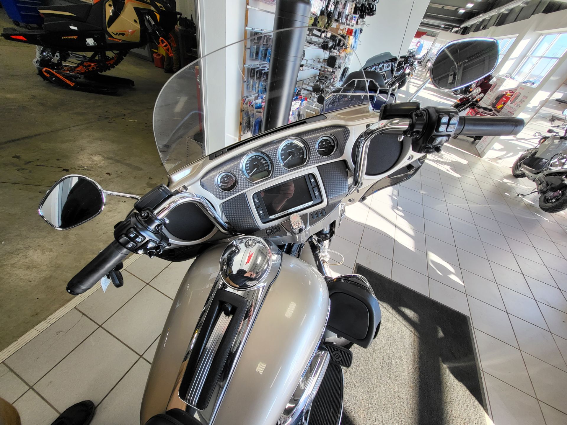2018 Harley-Davidson Electra Glide® Ultra Classic® in Kaukauna, Wisconsin - Photo 7