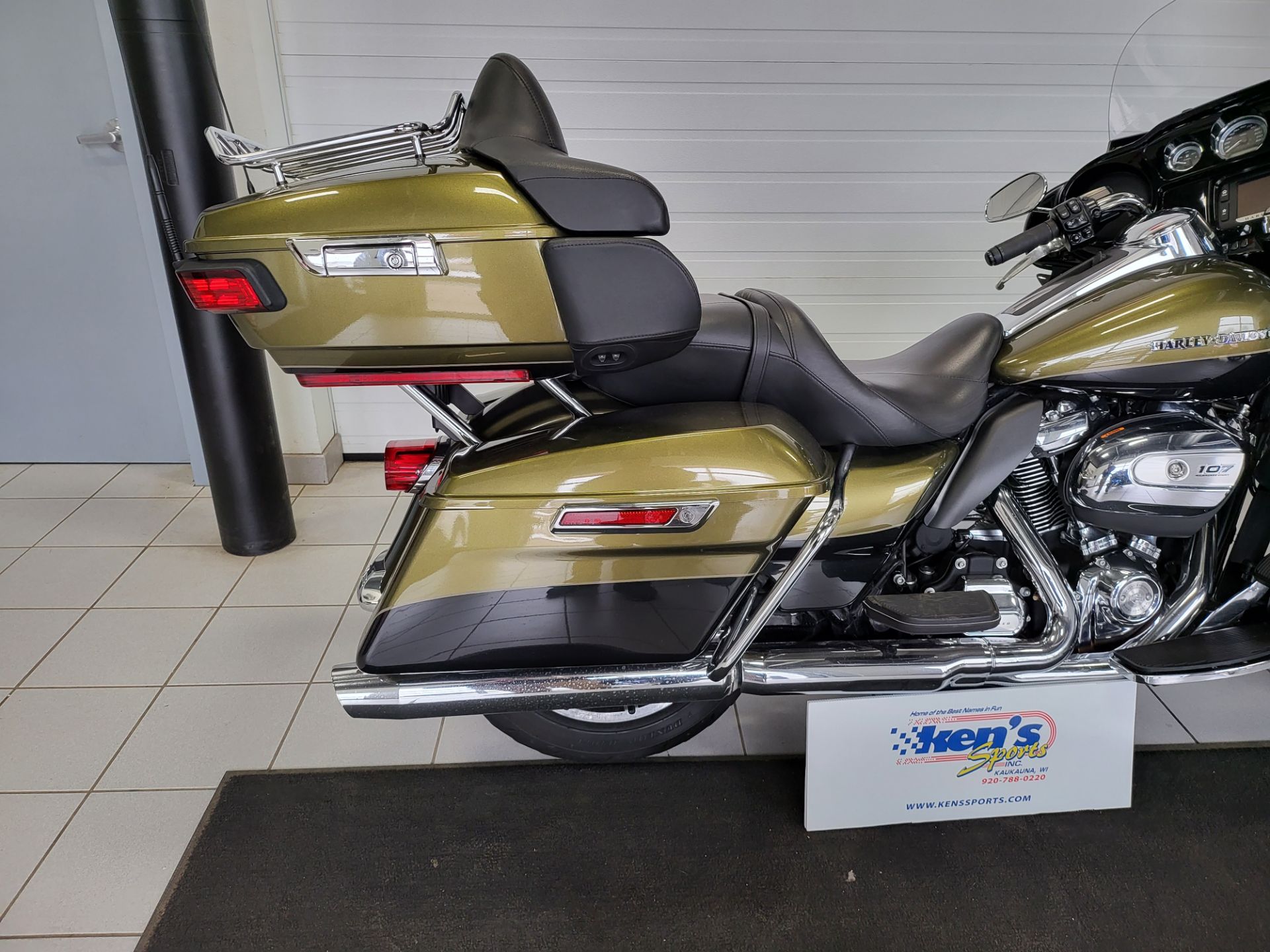 2018 Harley-Davidson Electra Glide® Ultra Classic® in Kaukauna, Wisconsin - Photo 11