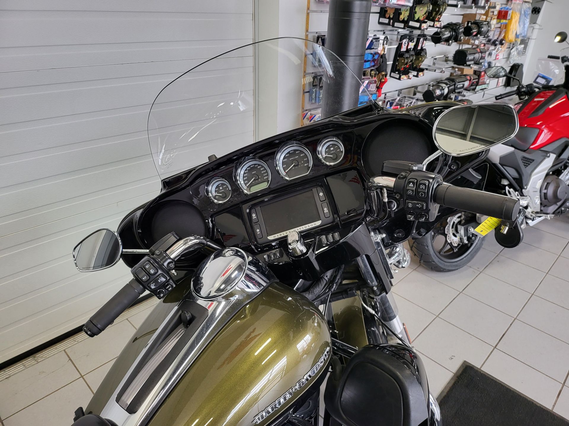 2018 Harley-Davidson Electra Glide® Ultra Classic® in Kaukauna, Wisconsin - Photo 13