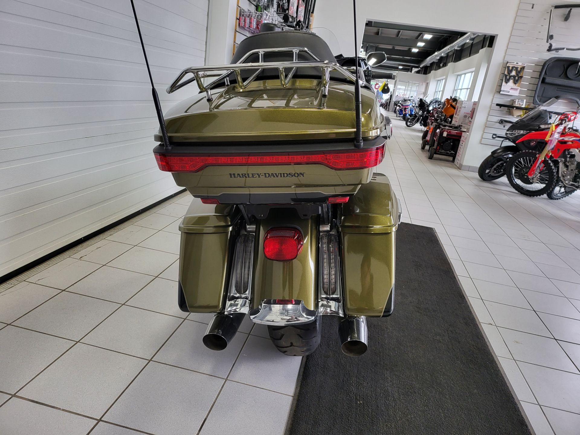 2018 Harley-Davidson Electra Glide® Ultra Classic® in Kaukauna, Wisconsin - Photo 8