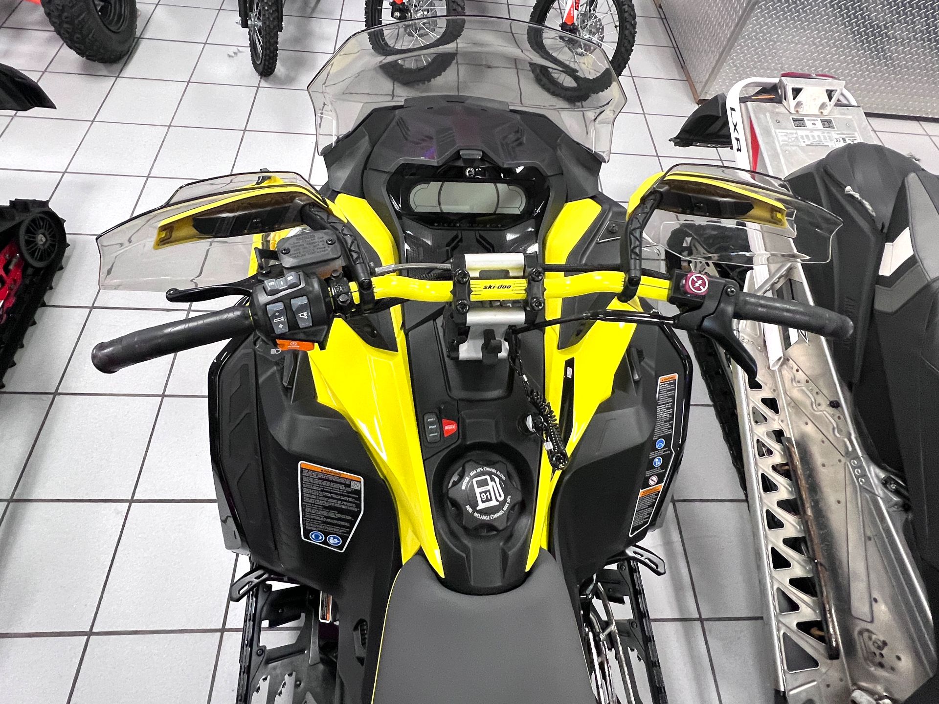 2022 Ski-Doo Renegade X-RS 850 E-TEC ES w/ Smart-Shox RipSaw 1.25 in Kaukauna, Wisconsin - Photo 5