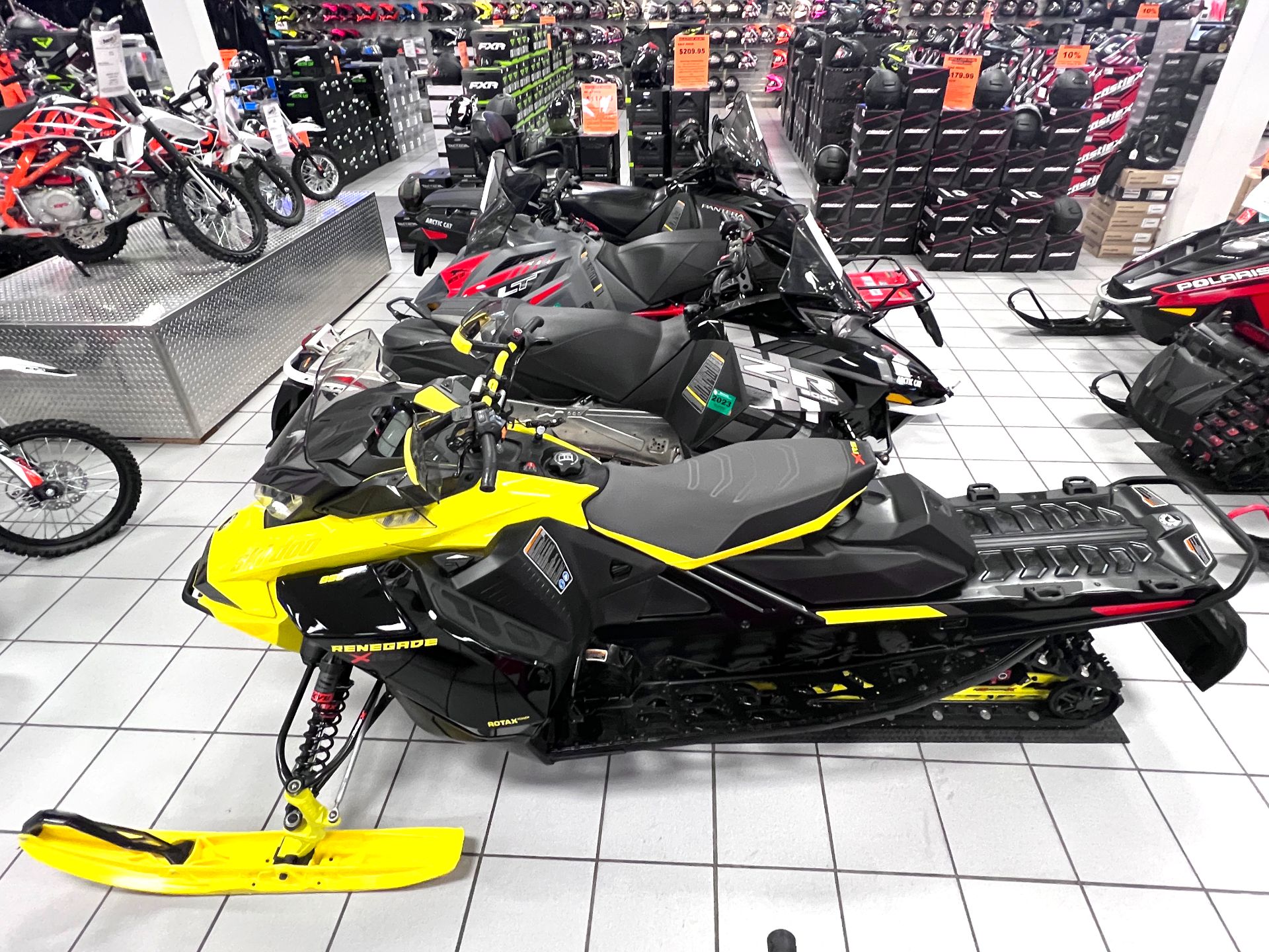 2022 Ski-Doo Renegade X-RS 850 E-TEC ES w/ Smart-Shox RipSaw 1.25 in Kaukauna, Wisconsin - Photo 6
