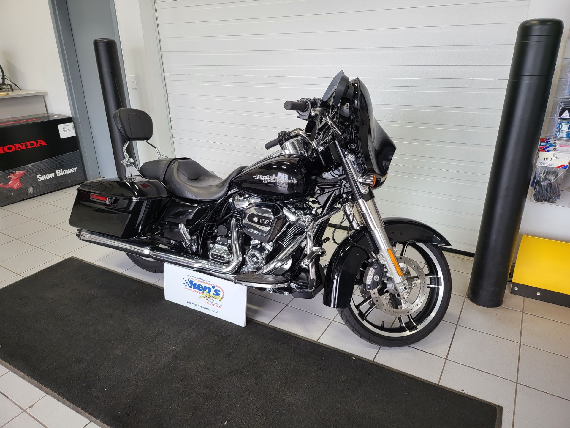 2017 Harley-Davidson Street Glide® Special in Kaukauna, Wisconsin - Photo 2
